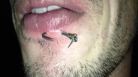 鱼钩掉在鱼嘴的嘴边上