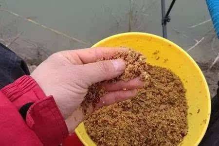 钓鱼怎样开饵料视频